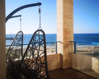 “The Wind of the Waves” - a luxury seaside vacation, The building has a year-round indoor pool, gym, sauna and jacuzzi (in winter). The beach is 1 minute walk away, and the marina recreation complex is also next to the apartment. - Ashkelon - Balcon