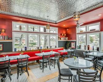 Relax in Charming Room Steps from Haystack Rock! Free Parking - Cannon Beach - Restaurace