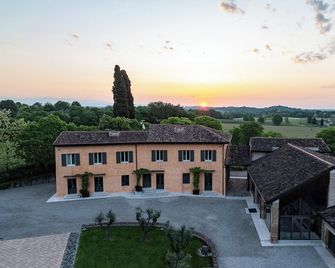 Corte Baruzzo Relais - Volta Mantovana - Buiten zicht