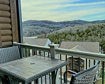 Penthouse w/ Lake View & private deck- next to SDC - Branson - Balcony
