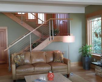 Chesapeake Bay and Lakefront home with Private Beach - Reedville - Living room