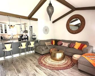 King bed, 1 gig net, hottub upon request, handicap accessible - North Charleston - Living room