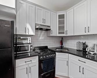 Spacious 4-bedroom house in vibrant Brooklyn with WiFi and AC - بروكلين - مطبخ