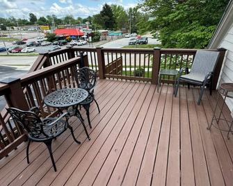 1 Bedroom Apt Located Near Downtown And Historic Districts - Stairs Required - Springfield - Balcony