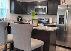 Lee's Place Brand New 2BR Townhouse w/free parking - Milford - Cucina