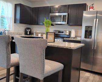 Lee's Place Brand New 2BR Townhouse w/free parking - Milford - Kitchen