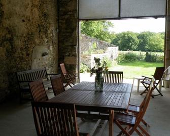Old farmhouse renovated in a setting of meadows and forests. - La Caillère-Saint-Hilaire - Patio