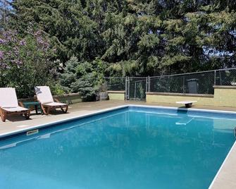 Your private pool & hot tub awaits / Perfect getaway for families & friends - Lake Country - Басейн
