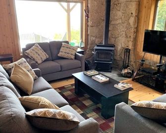 Custom Built Craftsman Cottage on Lake Huron - Tobermory - Living room