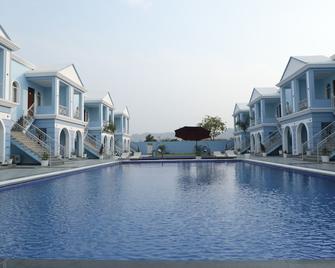 Red Tullip MD Valley Resort and Spa - Udaipur - Pool