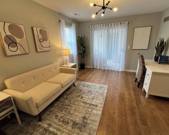 Charming 1-bedroom condo in Bourbonnais - Bourbonnais - Living room