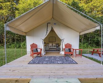 Nature's Haven with a Cozy River Escape - Cassville - Innenhof