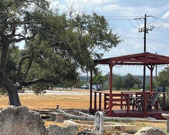 Outpost Motel - Dripping Springs - Patio