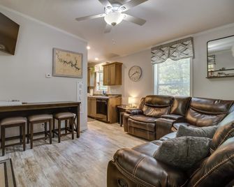 Oakland Oasis Serene Retreat in The Ozar - Bull Shoals - Living room