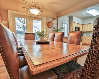 Farm House Retreat - Mankato - Dining room