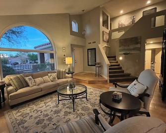 Summerlin Luxury View Home!pool Spa Bbq 4 Bd 3ba Pet Ok - לאס וגאס - סלון