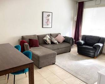 Pihlajisto 1 - Newly Renovated Spacious 4-Bedroom Condo With Patio, Free Parking - Helsinki - Living room