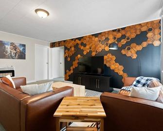 Cave City's Honeycomb Hideout - Cave City - Living room