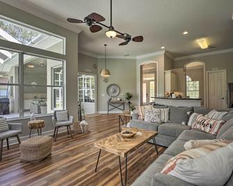 Upscale Palm Coast Home with Pool 7 Mi to Beaches! - Palm Coast - Sala de estar