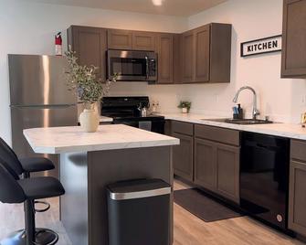 Charming 2-bedroom near the Columbia River, Full Kitchen, Fast WIFI, Fenced yard - Umatilla - Cocina