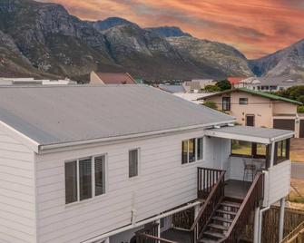 Stony Point Beach House - Betty’s Bay - Building