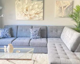 Sweet 5 bedrooms single house in Hinton - Hinton - Living room