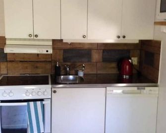 Vacation home on a waterfront property in Alaska-like nature - Kil - Kjøkken