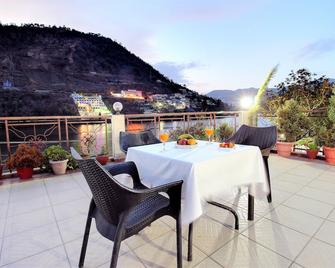 Neelesh Inn- A Luxury Lake View Hotel- 20 kms from Nainital - Bhimtal - Balcony