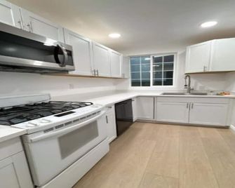 Charming 2-bedroom house with WiFi and AC in San Mateo - San Mateo - Kitchen