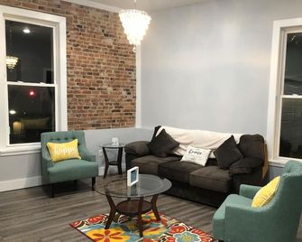 Heart of downtown Canton - Canton - Huiskamer