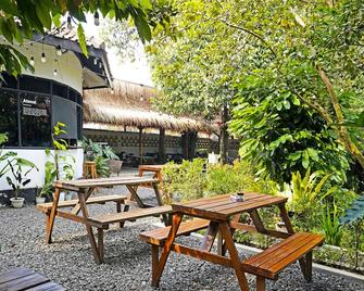 Hotel O Garden Hostel - Bandung - Innenhof