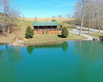 Private Catch & Release Lake—Boat Rental Included Close to Lake Cumberland - Russell Springs - Pool