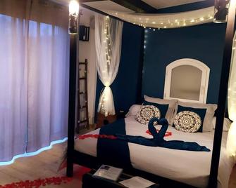 A l'Orée des pins - Gite et spa de 30 m2- Home Cinéma et massage en sup - Cuges-les-Pins - Chambre