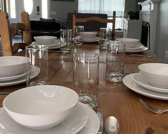 Sunrose Cottage - Fresh & Clean - King Suite + free Wifi - Pet Friendly - Cibolo - Dining room