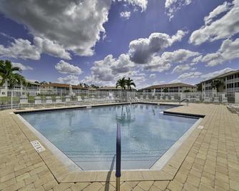 Sophisticated Naples Lakefront Condo - Top Floor - Naples - Piscina