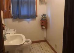 House out by Barren lake - Glasgow - Bathroom