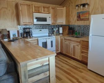 The Howling Wolf Cabin at Wolf Haven Cabins - Lovell - Kitchen