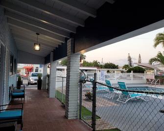 Hollywood Gardens Inn & Suites - הוליווד - פטיו