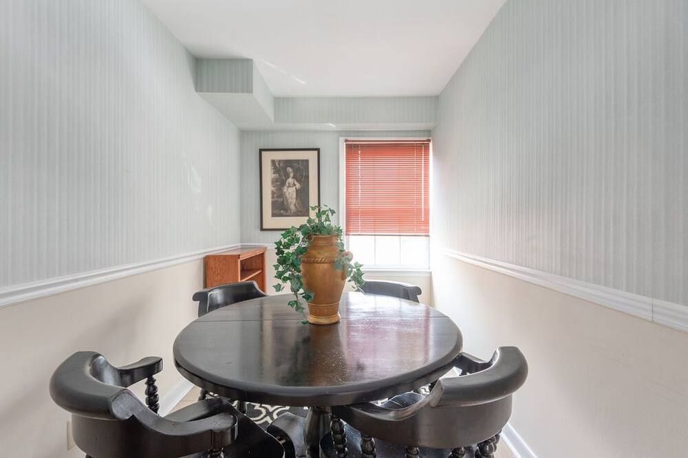 Dining room view of Condo 2 bedroom downtown -in the Heart of Old Town Fredericksburg. sleeps 6