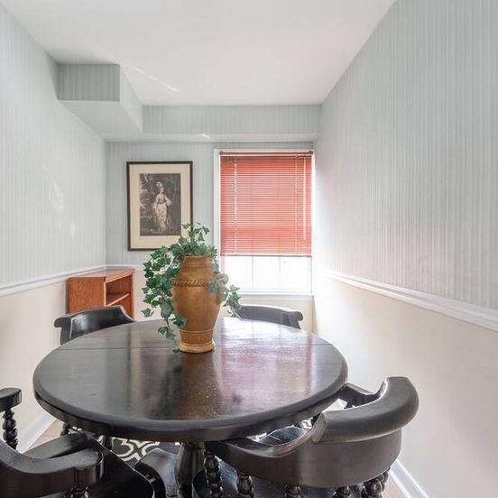 Dining room view of Condo 2 bedroom downtown -in the Heart of Old Town Fredericksburg. sleeps 6