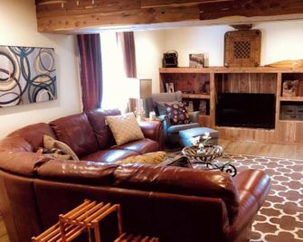 Great Views, Hike Onsite, Work Remotely, Huge Smart Tvs & Hot-Tub - Strasburg - Living room