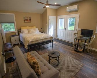 Modern Studio Apt - 10 min to Narragansett Beach/URI - Wakefield - Bedroom