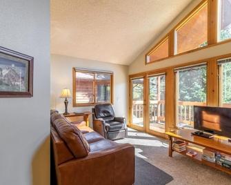 Woodlands on Fall River - Estes Park - Living room