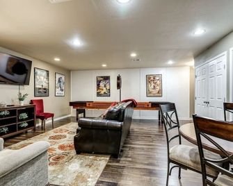 'Game Day Getaway' - Walk to Stadiums! Hot Tub! Shuffleboard! - Arlington - Living room