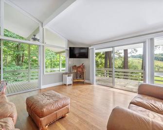 Relax at a beautiful country getaway with a Luxury King bed and WiFi - Bedford - Obývací pokoj