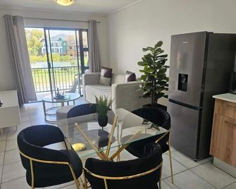 Outerspaces- 2 Bedroom apartment-Sandton - Sandton - Dining room