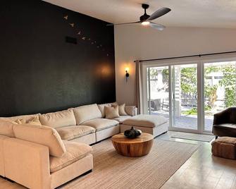 Alder Glen Getaway - Close to Wineries & Lodi Lake - Solar powered & EV hook-up - Lodi