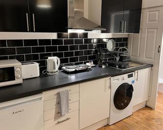 Preston Room Let - Yeovil - Kitchen