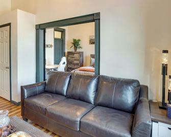 Downtown Montrose Apartment, 12 Mi to Natl Park! - Montrose - Living room
