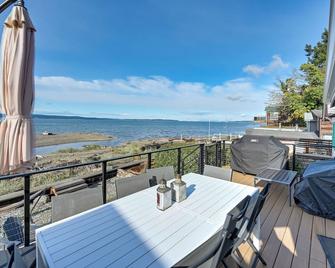 Coastal PNW Home on Swimmable Beach w/ Hot Tub! - Stanwood - Balcón